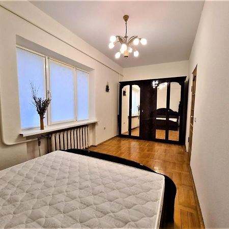 82-Avenue Apartment Chernivtsi Bagian luar foto