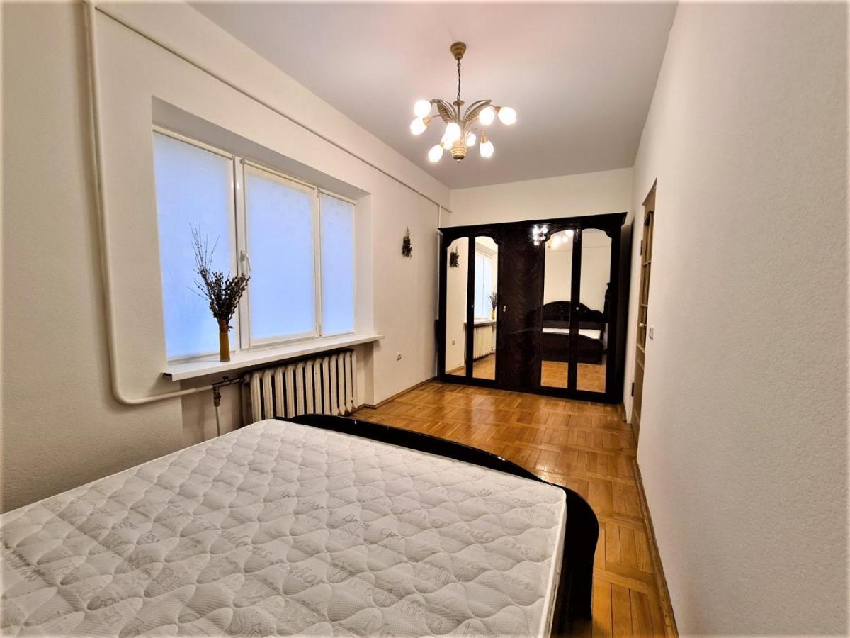 82-Avenue Apartment Chernivtsi Bagian luar foto